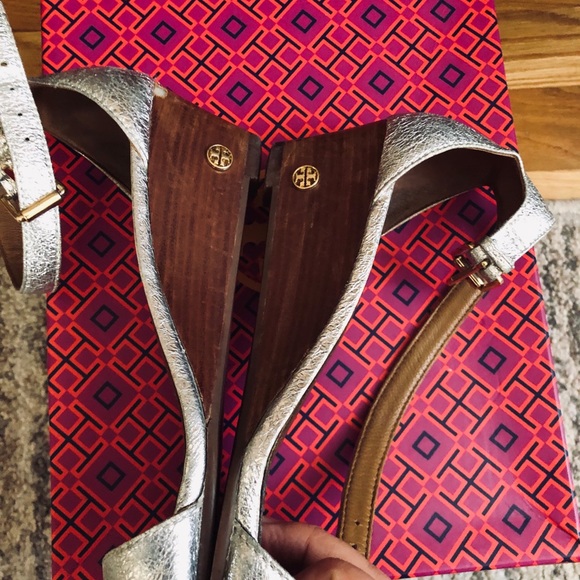 Tory Burch Savannah wedge ! - Picture 4 of 7